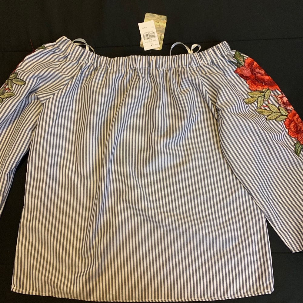 Off shoulder or on beautiful top